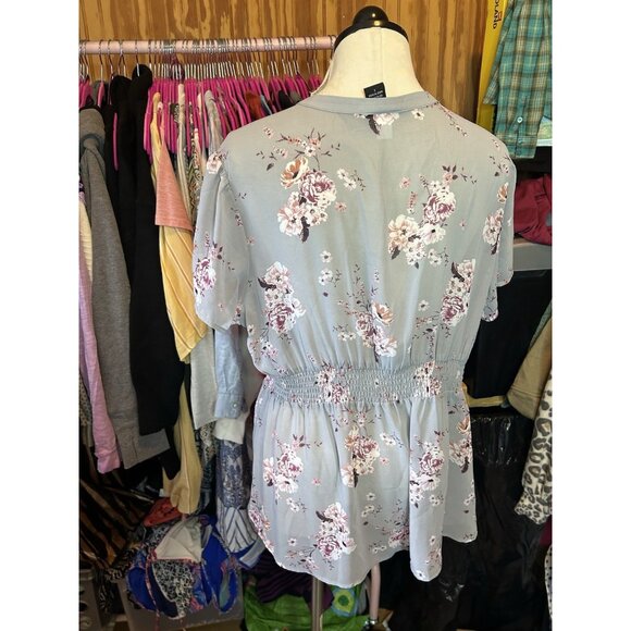 Torrid Top Plus Sz 1 (1X) Short Sleeve Button Down Semi-Sheer Gray Floral Ruffle - Picture 6 of 9